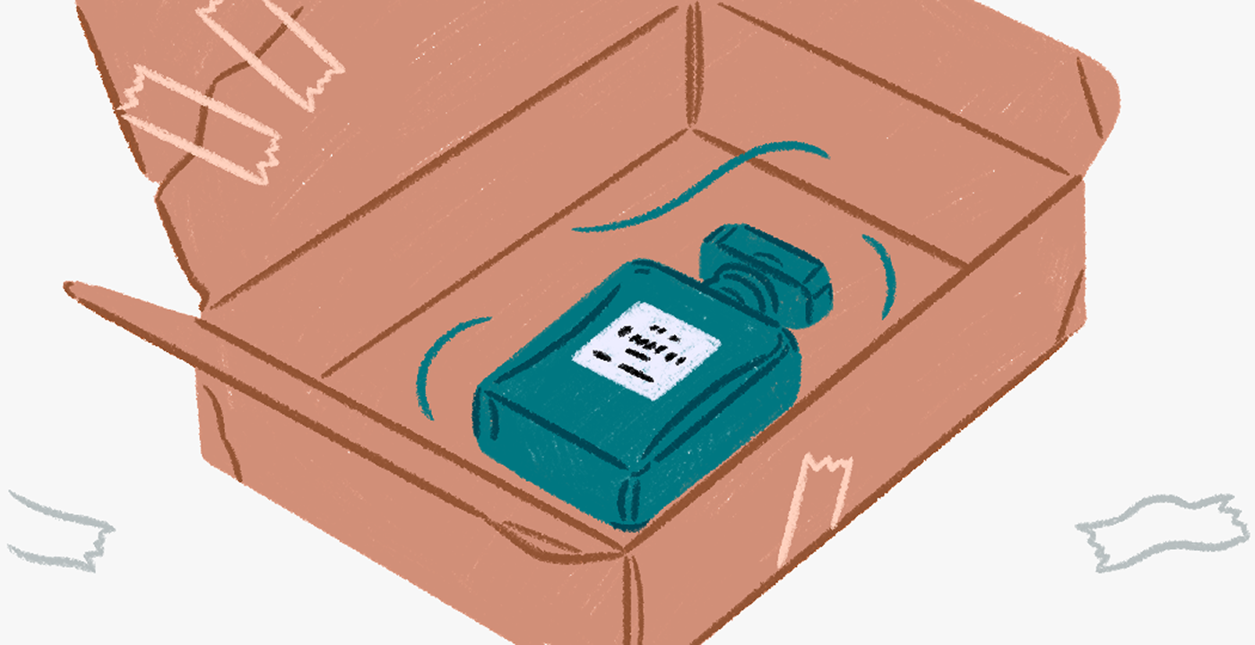 Illustration qui montre des exemples de colis mal emballés contenant des jouets, des cosmétiques ou des articles fragiles. Ces articles ne doivent pas être envoyés dans des boîtes ou des sacs sans rembourrage ni laissés sans être calés à l'intérieur du colis (pour éviter qu'ils ne bougent).